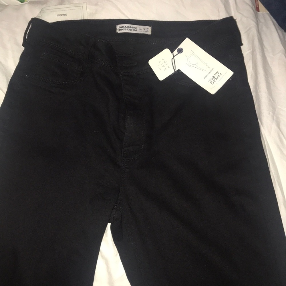 Black ripped knee skinny jeans